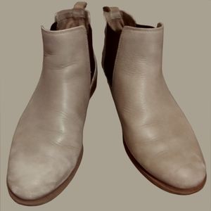 Clark's Taylor shine Chelsea Leather Bootie Size 8